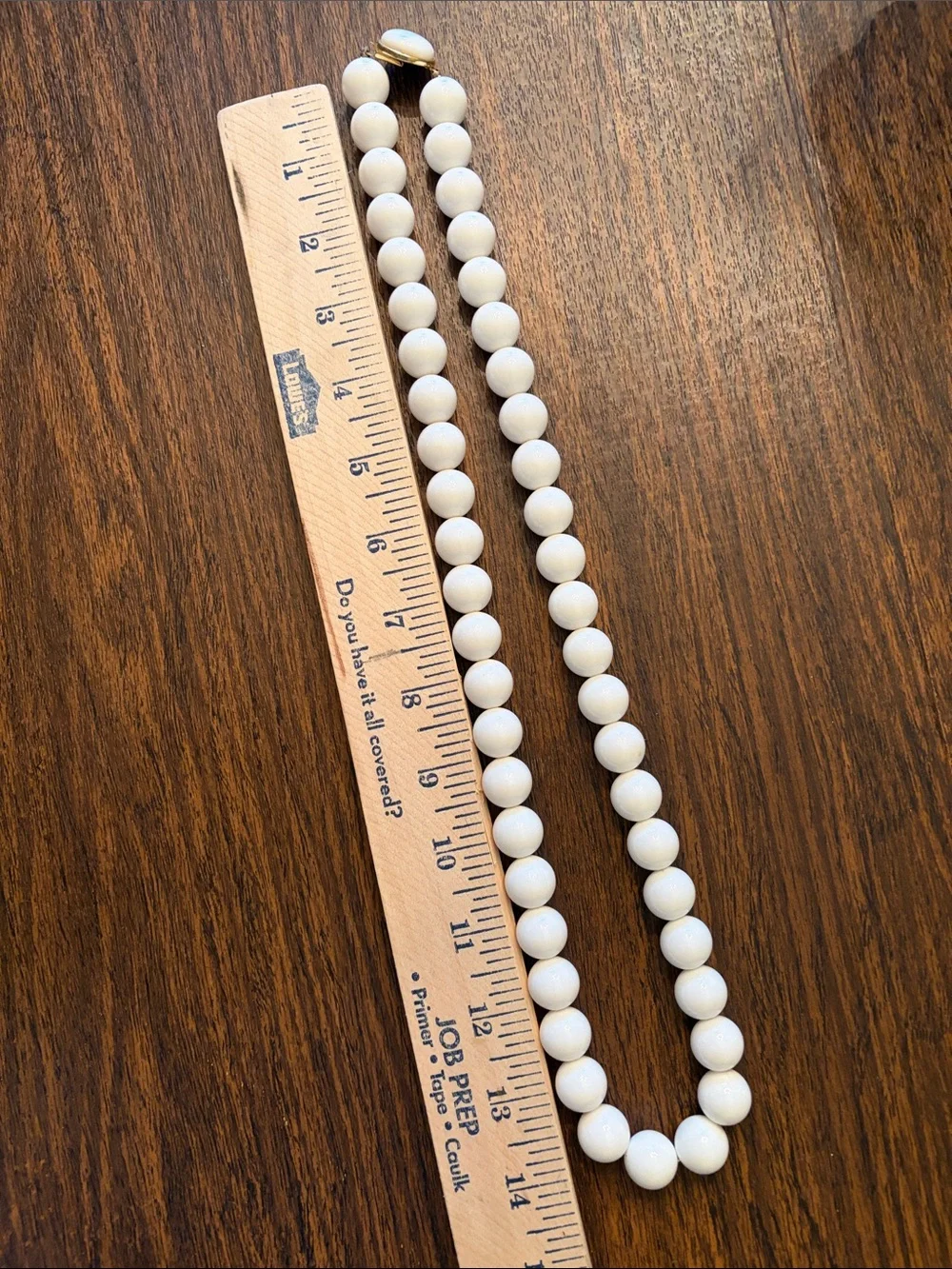 Classic vintage White Beaded Necklace - Elegant Women’s Jewelry - Picture 2 of 7